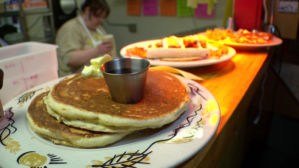 Modern Times Cafe closing at end of year after providing 30,000 free meals in wake of ICE surge — WCCO / CBS Minnesota, Apple Valley Dining news