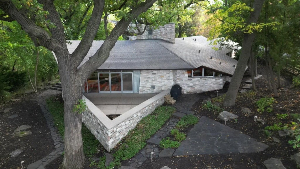 Home designed by iconic architect Frank Lloyd Wright now on the market — WCCO / CBS Minnesota, Apple Valley Real Estate news