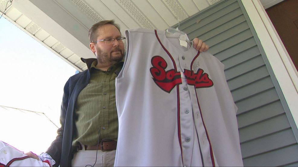 Brewers fan makes long drive from Wisconsin to Tampa Bay for Game 3 — Fox 11 Green Bay Local, Apple Valley Sports news