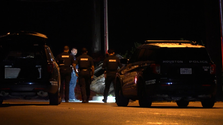 36-year-old DJ killed after being ejected from car in rollover crash, Houston police say — KHOU 11 (Houston)