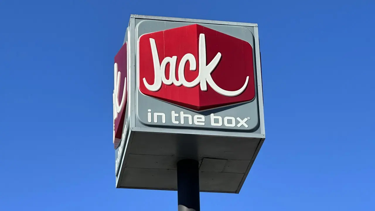 Scalding hot coffee thrown into fast-food manager’s face by angry customer, DA says — Apple Valley Dining news